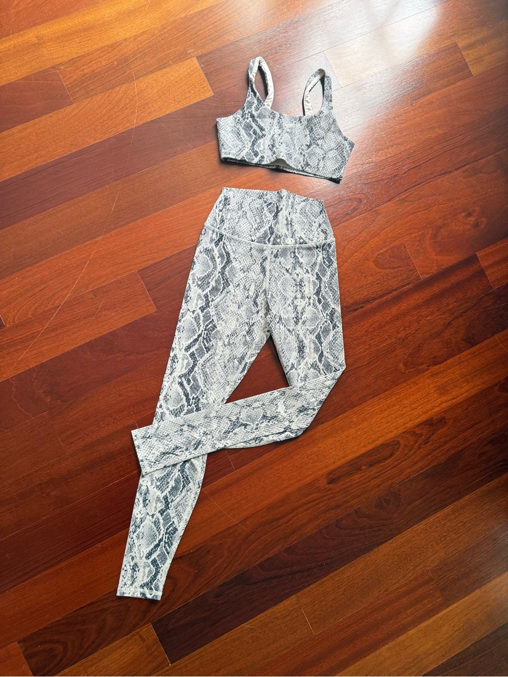 ALO Yoga Snake-Print High-Waist Leggings and Sports Bra in Gray
